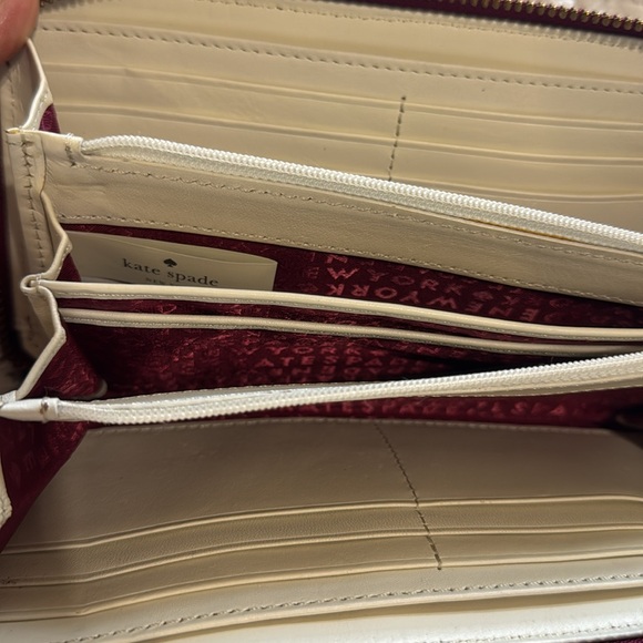 Kate spade full size wallet w/ multi pockets incl a zipperred pocket - Picture 6 of 6